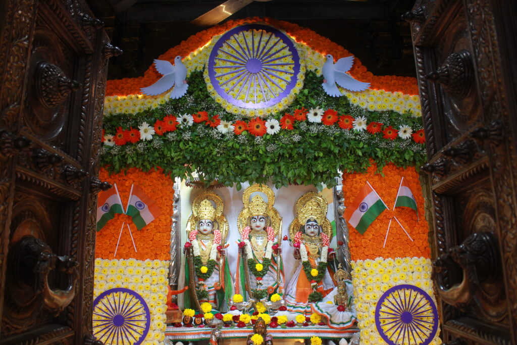 શણગાર દર્શન - શનિવાર (સ્વતંત્રતા દિવસ) "પ.પૂ. શ્રી વિસામણબાપુની જગ્યા, પ.પૂ. શ્રી શ્રી ૧૦૦૮ મહામંડલેશ્વર નિર્મળાબા, વિહળધામ પાળિયાદ, શ્રાવણ સુદ - ૩ ત્રીજ , વિક્રમ સવંત ૨૦૮૨" Shangar Darshan. Saturday -Aug- 15/08/2026
