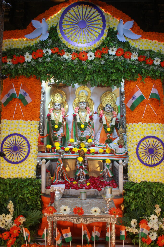શણગાર દર્શન - શનિવાર (સ્વતંત્રતા દિવસ) "પ.પૂ. શ્રી વિસામણબાપુની જગ્યા, પ.પૂ. શ્રી શ્રી ૧૦૦૮ મહામંડલેશ્વર નિર્મળાબા, વિહળધામ પાળિયાદ, શ્રાવણ સુદ - ૩ ત્રીજ , વિક્રમ સવંત ૨૦૮૨" Shangar Darshan. Saturday -Aug- 15/08/2026