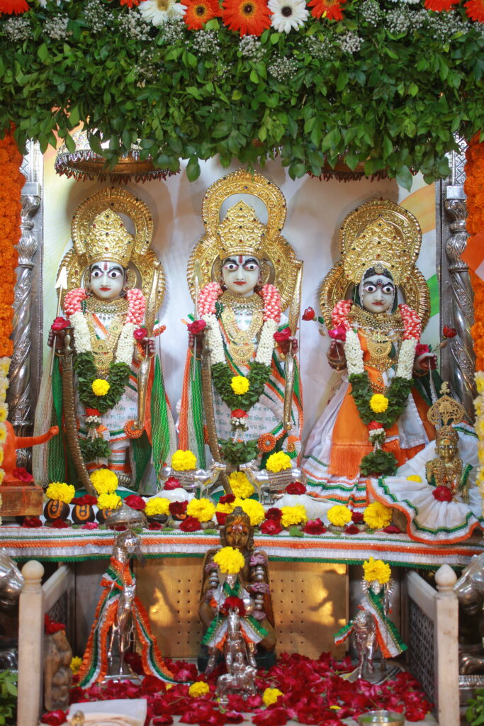 શણગાર દર્શન - શનિવાર (સ્વતંત્રતા દિવસ) "પ.પૂ. શ્રી વિસામણબાપુની જગ્યા, પ.પૂ. શ્રી શ્રી ૧૦૦૮ મહામંડલેશ્વર નિર્મળાબા, વિહળધામ પાળિયાદ, શ્રાવણ સુદ - ૩ ત્રીજ , વિક્રમ સવંત ૨૦૮૨" Shangar Darshan. Saturday -Aug- 15/08/2026