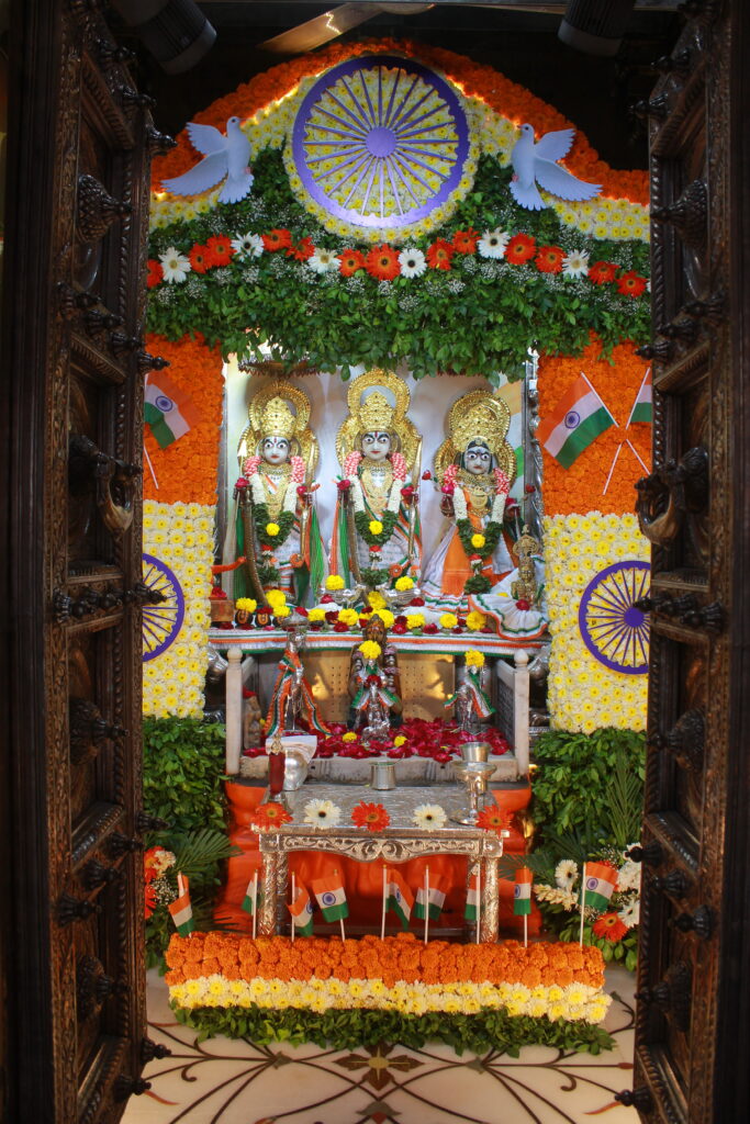 શણગાર દર્શન - શનિવાર (સ્વતંત્રતા દિવસ) "પ.પૂ. શ્રી વિસામણબાપુની જગ્યા, પ.પૂ. શ્રી શ્રી ૧૦૦૮ મહામંડલેશ્વર નિર્મળાબા, વિહળધામ પાળિયાદ, શ્રાવણ સુદ - ૩ ત્રીજ , વિક્રમ સવંત ૨૦૮૨" Shangar Darshan. Saturday -Aug- 15/08/2026
