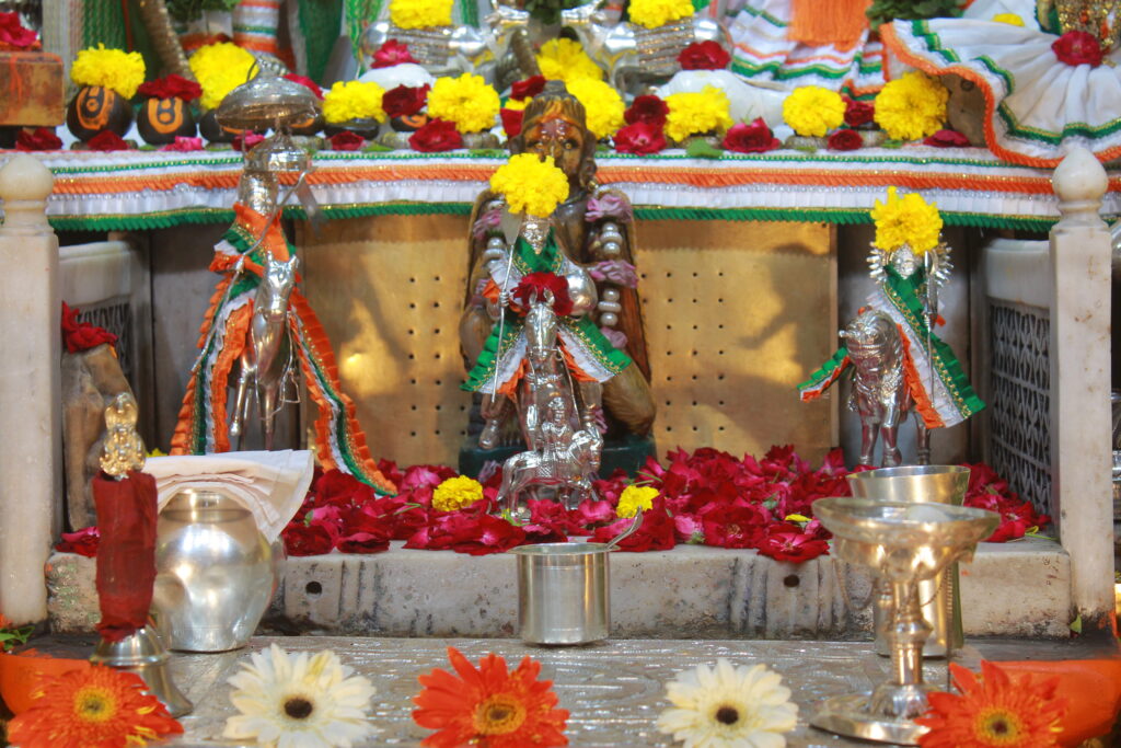 શણગાર દર્શન - શનિવાર (સ્વતંત્રતા દિવસ) "પ.પૂ. શ્રી વિસામણબાપુની જગ્યા, પ.પૂ. શ્રી શ્રી ૧૦૦૮ મહામંડલેશ્વર નિર્મળાબા, વિહળધામ પાળિયાદ, શ્રાવણ સુદ - ૩ ત્રીજ , વિક્રમ સવંત ૨૦૮૨" Shangar Darshan. Saturday -Aug- 15/08/2026