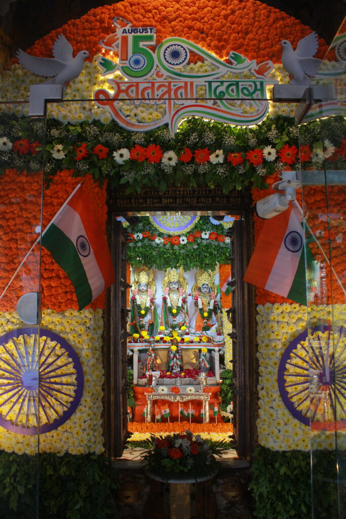 શણગાર દર્શન - શનિવાર (સ્વતંત્રતા દિવસ) "પ.પૂ. શ્રી વિસામણબાપુની જગ્યા, પ.પૂ. શ્રી શ્રી ૧૦૦૮ મહામંડલેશ્વર નિર્મળાબા, વિહળધામ પાળિયાદ, શ્રાવણ સુદ - ૩ ત્રીજ , વિક્રમ સવંત ૨૦૮૨" Shangar Darshan. Saturday -Aug- 15/08/2026