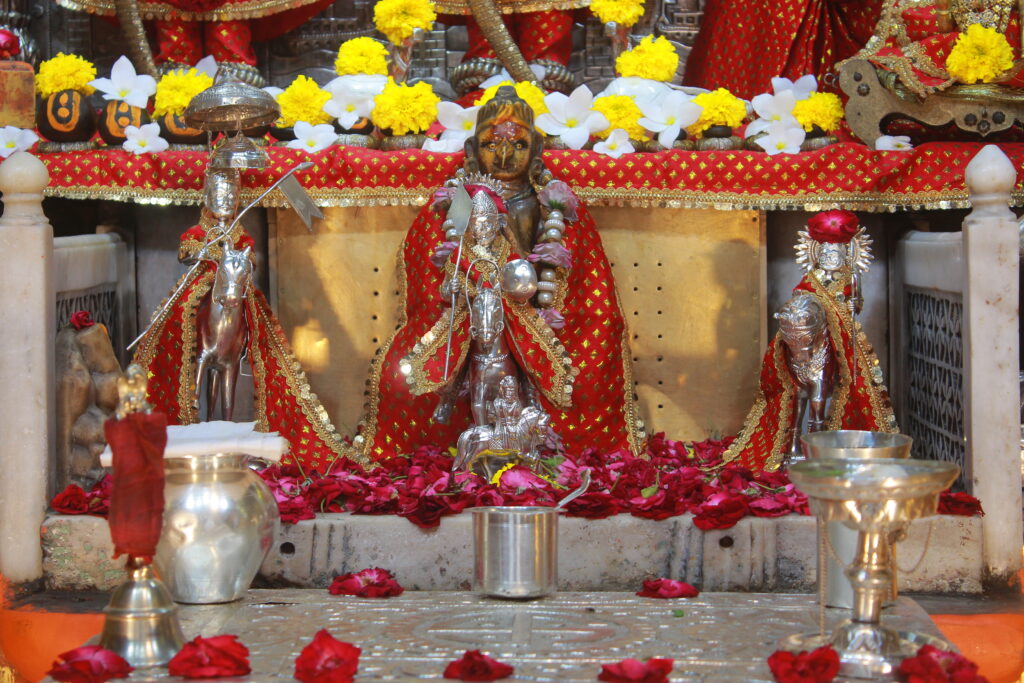 શણગાર દર્શન - રવિવાર "પ.પૂ. શ્રી વિસામણબાપુની જગ્યા, પ.પૂ. શ્રી શ્રી ૧૦૦૮ મહામંડલેશ્વર નિર્મળાબા, વિહળધામ પાળિયાદ, શ્રાવણ સુદ - ૪ ચૌથ , વિક્રમ સવંત ૨૦૮૨" Shangar Darshan. Sunday -Aug- 16/08/2026