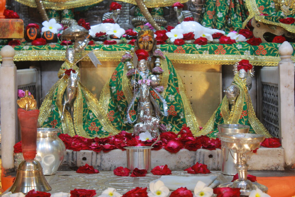 શણગાર દર્શન - બુધવાર "પ.પૂ. શ્રી વિસામણબાપુની જગ્યા, પ.પૂ. શ્રી શ્રી ૧૦૦૮ મહામંડલેશ્વર નિર્મળાબા, વિહળધામ પાળિયાદ, શ્રાવણ સુદ - ૭ સાતમ, વિક્રમ સવંત ૨૦૮૨" Shangar Darshan. Wednesday -Aug- 19/08/2026