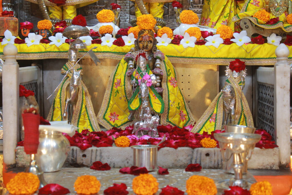 શણગાર દર્શન - ગુરુવાર "પ.પૂ. શ્રી વિસામણબાપુની જગ્યા, પ.પૂ. શ્રી શ્રી ૧૦૦૮ મહામંડલેશ્વર નિર્મળાબા, વિહળધામ પાળિયાદ, શ્રાવણ સુદ - ૮ આઠમ, વિક્રમ સવંત ૨૦૮૨" Shangar Darshan. Thursday -Aug- 20/08/2026
