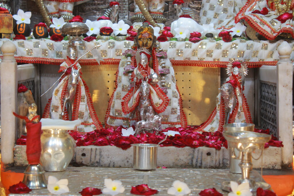 શણગાર દર્શન - શુક્રવાર "પ.પૂ. શ્રી વિસામણબાપુની જગ્યા, પ.પૂ. શ્રી શ્રી ૧૦૦૮ મહામંડલેશ્વર નિર્મળાબા, વિહળધામ પાળિયાદ, શ્રાવણ સુદ - ૯ નોમ, વિક્રમ સવંત ૨૦૮૨" Shangar Darshan. Friday -Aug- 21/08/2026