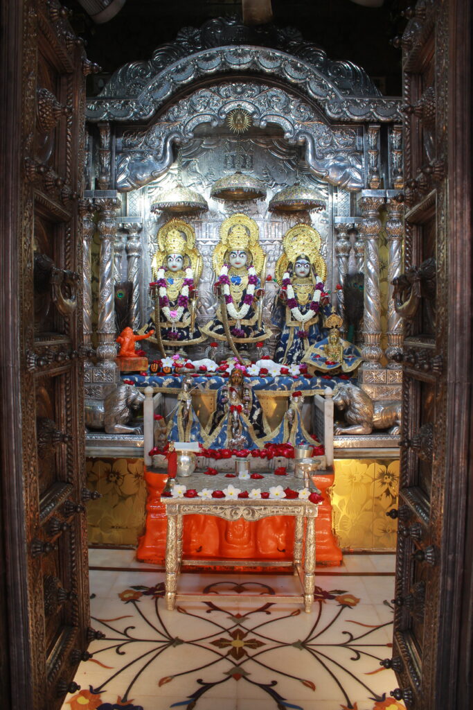 શણગાર દર્શન - શનિવાર "પ.પૂ. શ્રી વિસામણબાપુની જગ્યા, પ.પૂ. શ્રી શ્રી ૧૦૦૮ મહામંડલેશ્વર નિર્મળાબા, વિહળધામ પાળિયાદ, શ્રાવણ સુદ - ૧૦ દસમ, વિક્રમ સવંત ૨૦૮૨" Shangar Darshan. Saturday -Aug- 22/08/2026