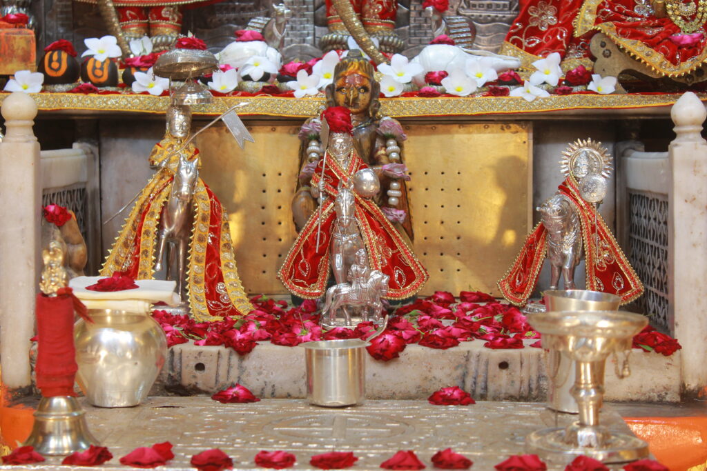શણગાર દર્શન - રવિવાર "પ.પૂ. શ્રી વિસામણબાપુની જગ્યા, પ.પૂ. શ્રી શ્રી ૧૦૦૮ મહામંડલેશ્વર નિર્મળાબા, વિહળધામ પાળિયાદ, શ્રાવણ સુદ - ૧૧ અગિયારસ, વિક્રમ સવંત ૨૦૮૨" Shangar Darshan. Sunday -Aug- 23/08/2026