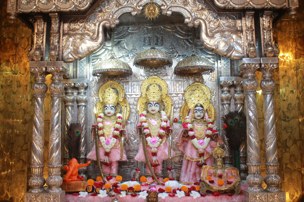 શણગાર દર્શન - સોમવાર "પ.પૂ. શ્રી વિસામણબાપુની જગ્યા, પ.પૂ. શ્રી શ્રી ૧૦૦૮ મહામંડલેશ્વર નિર્મળાબા, વિહળધામ પાળિયાદ, શ્રાવણ સુદ - ૧૨ બારસ, વિક્રમ સવંત ૨૦૮૨" Shangar Darshan. Monday -Aug- 24/08/2026