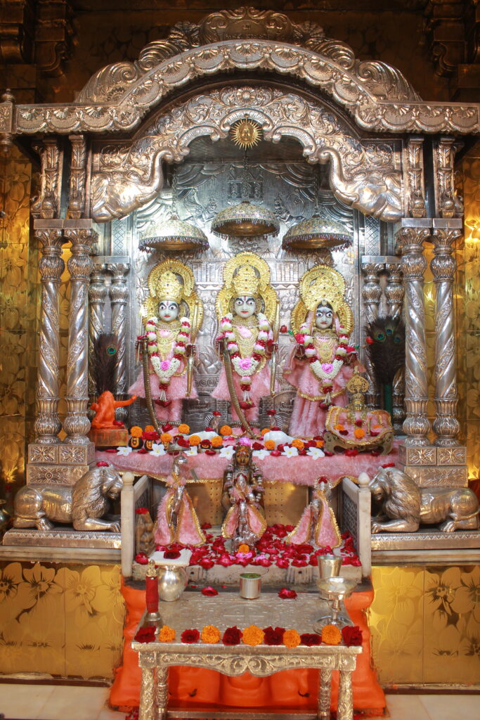 શણગાર દર્શન - સોમવાર "પ.પૂ. શ્રી વિસામણબાપુની જગ્યા, પ.પૂ. શ્રી શ્રી ૧૦૦૮ મહામંડલેશ્વર નિર્મળાબા, વિહળધામ પાળિયાદ, શ્રાવણ સુદ - ૧૨ બારસ, વિક્રમ સવંત ૨૦૮૨" Shangar Darshan. Monday -Aug- 24/08/2026