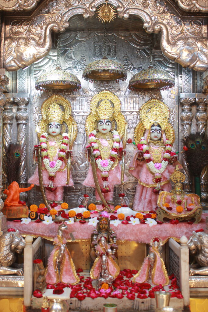 શણગાર દર્શન - સોમવાર "પ.પૂ. શ્રી વિસામણબાપુની જગ્યા, પ.પૂ. શ્રી શ્રી ૧૦૦૮ મહામંડલેશ્વર નિર્મળાબા, વિહળધામ પાળિયાદ, શ્રાવણ સુદ - ૧૨ બારસ, વિક્રમ સવંત ૨૦૮૨" Shangar Darshan. Monday -Aug- 24/08/2026