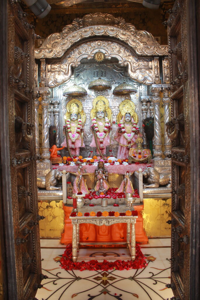 શણગાર દર્શન - સોમવાર "પ.પૂ. શ્રી વિસામણબાપુની જગ્યા, પ.પૂ. શ્રી શ્રી ૧૦૦૮ મહામંડલેશ્વર નિર્મળાબા, વિહળધામ પાળિયાદ, શ્રાવણ સુદ - ૧૨ બારસ, વિક્રમ સવંત ૨૦૮૨" Shangar Darshan. Monday -Aug- 24/08/2026