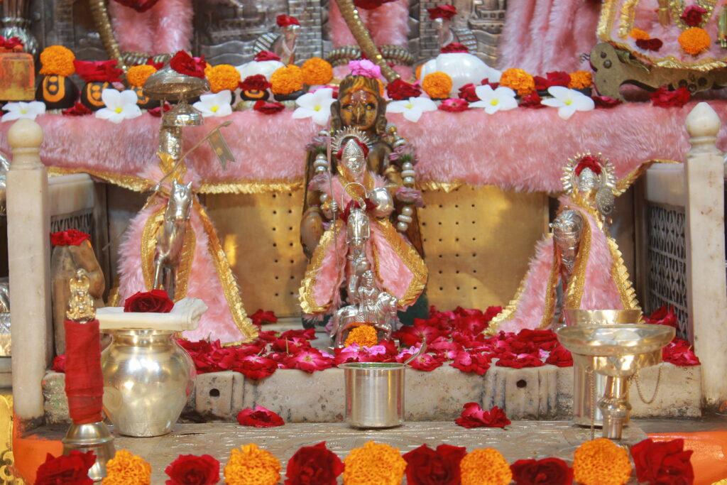 શણગાર દર્શન - સોમવાર "પ.પૂ. શ્રી વિસામણબાપુની જગ્યા, પ.પૂ. શ્રી શ્રી ૧૦૦૮ મહામંડલેશ્વર નિર્મળાબા, વિહળધામ પાળિયાદ, શ્રાવણ સુદ - ૧૨ બારસ, વિક્રમ સવંત ૨૦૮૨" Shangar Darshan. Monday -Aug- 24/08/2026