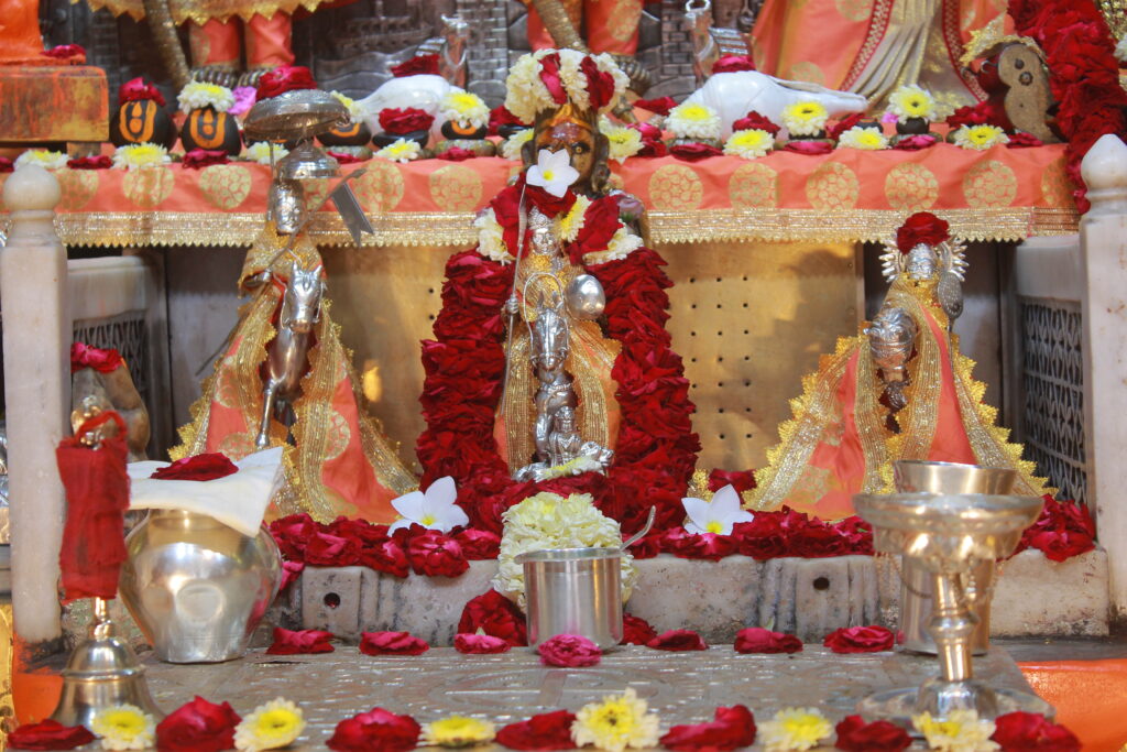 શણગાર દર્શન - મંગળવાર "પ.પૂ. શ્રી વિસામણબાપુની જગ્યા, પ.પૂ. શ્રી શ્રી ૧૦૦૮ મહામંડલેશ્વર નિર્મળાબા, વિહળધામ પાળિયાદ, શ્રાવણ સુદ - ૧૩ તેરસ, વિક્રમ સવંત ૨૦૮૨" Shangar Darshan. Tuesday -Aug- 25/08/2026