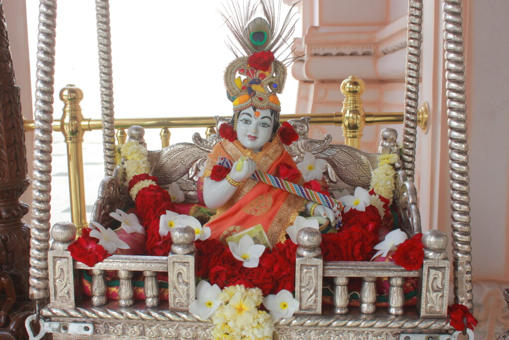 શણગાર દર્શન - મંગળવાર "પ.પૂ. શ્રી વિસામણબાપુની જગ્યા, પ.પૂ. શ્રી શ્રી ૧૦૦૮ મહામંડલેશ્વર નિર્મળાબા, વિહળધામ પાળિયાદ, શ્રાવણ સુદ - ૧૩ તેરસ, વિક્રમ સવંત ૨૦૮૨" Shangar Darshan. Tuesday -Aug- 25/08/2026