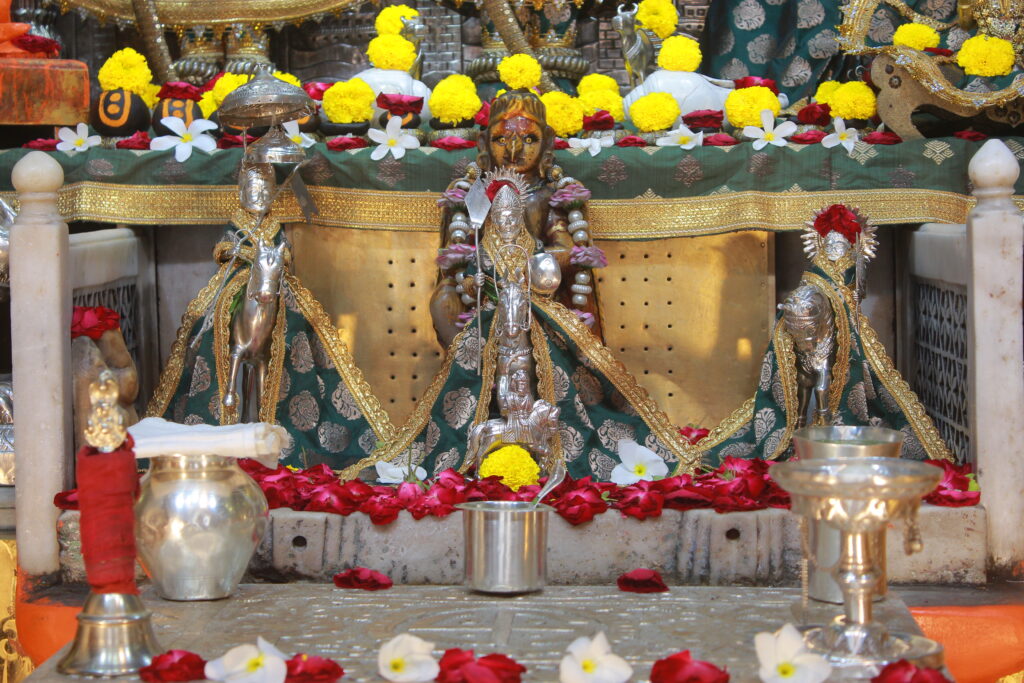 શણગાર દર્શન - બુધવાર "પ.પૂ. શ્રી વિસામણબાપુની જગ્યા, પ.પૂ. શ્રી શ્રી ૧૦૦૮ મહામંડલેશ્વર નિર્મળાબા, વિહળધામ પાળિયાદ, શ્રાવણ સુદ - ૧૩ તેરસ, વિક્રમ સવંત ૨૦૮૨" Shangar Darshan. Wednesday -Aug- 26/08/2026