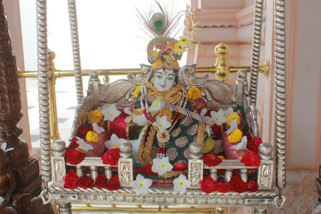 શણગાર દર્શન - બુધવાર "પ.પૂ. શ્રી વિસામણબાપુની જગ્યા, પ.પૂ. શ્રી શ્રી ૧૦૦૮ મહામંડલેશ્વર નિર્મળાબા, વિહળધામ પાળિયાદ, શ્રાવણ સુદ - ૧૩ તેરસ, વિક્રમ સવંત ૨૦૮૨" Shangar Darshan. Wednesday -Aug- 26/08/2026