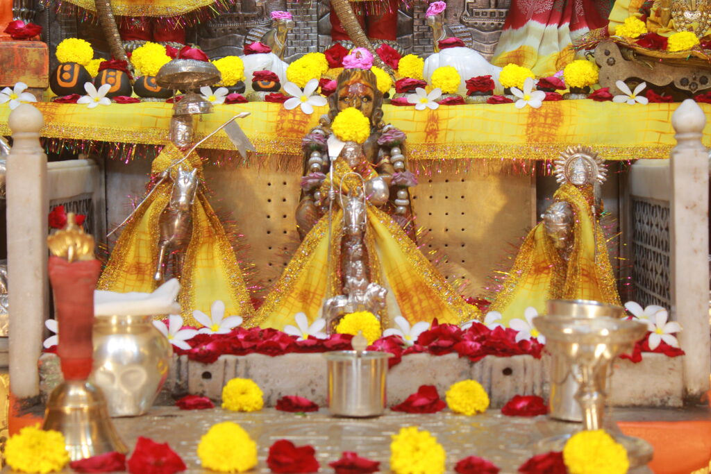 શણગાર દર્શન - ગુરુવાર "પ.પૂ. શ્રી વિસામણબાપુની જગ્યા, પ.પૂ. શ્રી શ્રી ૧૦૦૮ મહામંડલેશ્વર નિર્મળાબા, વિહળધામ પાળિયાદ, શ્રાવણ સુદ - ૧૪ ચૌદસ, વિક્રમ સવંત ૨૦૮૨" Shangar Darshan. Thursday -Aug- 27/08/2026