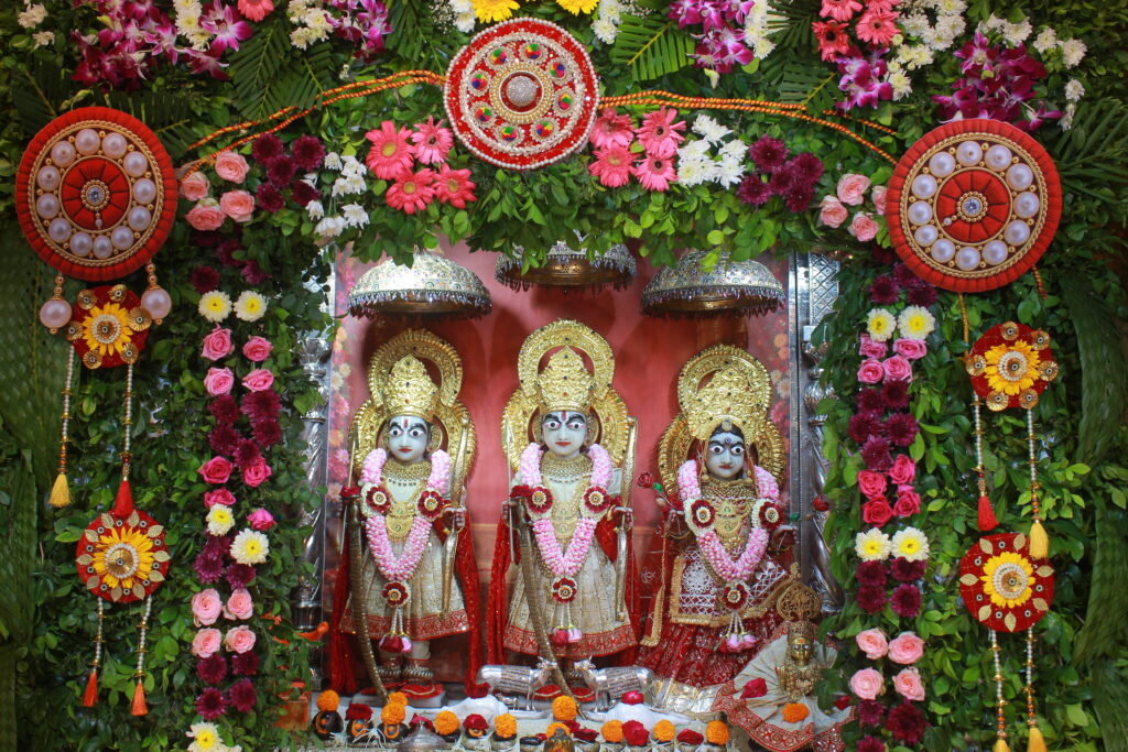 શણગાર દર્શન - શુક્રવાર (રક્ષાબંધન) "પ.પૂ. શ્રી વિસામણબાપુની જગ્યા, પ.પૂ. શ્રી શ્રી ૧૦૦૮ મહામંડલેશ્વર નિર્મળાબા, વિહળધામ પાળિયાદ, શ્રાવણ સુદ - પૂનમ, વિક્રમ સવંત ૨૦૮૨" Shangar Darshan. Friday -Aug- 28/08/2026