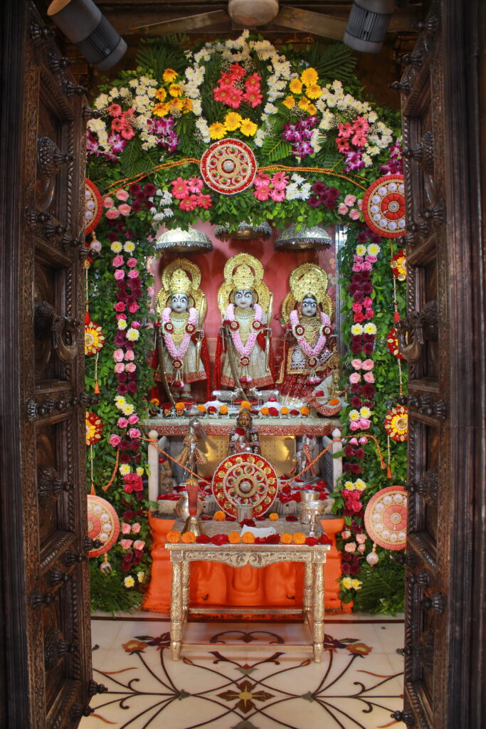 શણગાર દર્શન - શુક્રવાર (રક્ષાબંધન) "પ.પૂ. શ્રી વિસામણબાપુની જગ્યા, પ.પૂ. શ્રી શ્રી ૧૦૦૮ મહામંડલેશ્વર નિર્મળાબા, વિહળધામ પાળિયાદ, શ્રાવણ સુદ - પૂનમ, વિક્રમ સવંત ૨૦૮૨" Shangar Darshan. Friday -Aug- 28/08/2026