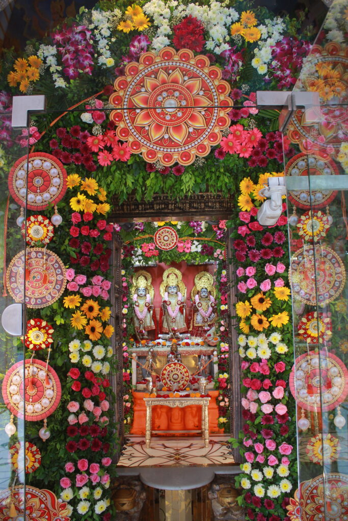 શણગાર દર્શન - શુક્રવાર (રક્ષાબંધન) "પ.પૂ. શ્રી વિસામણબાપુની જગ્યા, પ.પૂ. શ્રી શ્રી ૧૦૦૮ મહામંડલેશ્વર નિર્મળાબા, વિહળધામ પાળિયાદ, શ્રાવણ સુદ - પૂનમ, વિક્રમ સવંત ૨૦૮૨" Shangar Darshan. Friday -Aug- 28/08/2026