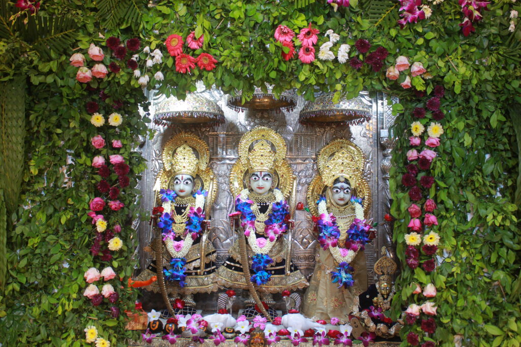 શણગાર દર્શન - શનિવાર "પ.પૂ. શ્રી વિસામણબાપુની જગ્યા, પ.પૂ. શ્રી શ્રી ૧૦૦૮ મહામંડલેશ્વર નિર્મળાબા, વિહળધામ પાળિયાદ, શ્રાવણ વદ - ૧ એકમ, વિક્રમ સવંત ૨૦૮૨" Shangar Darshan. Saturday -Aug- 29/08/2026