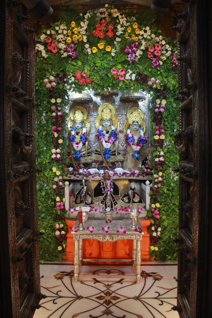 શણગાર દર્શન - શનિવાર "પ.પૂ. શ્રી વિસામણબાપુની જગ્યા, પ.પૂ. શ્રી શ્રી ૧૦૦૮ મહામંડલેશ્વર નિર્મળાબા, વિહળધામ પાળિયાદ, શ્રાવણ વદ - ૧ એકમ, વિક્રમ સવંત ૨૦૮૨" Shangar Darshan. Saturday -Aug- 29/08/2026