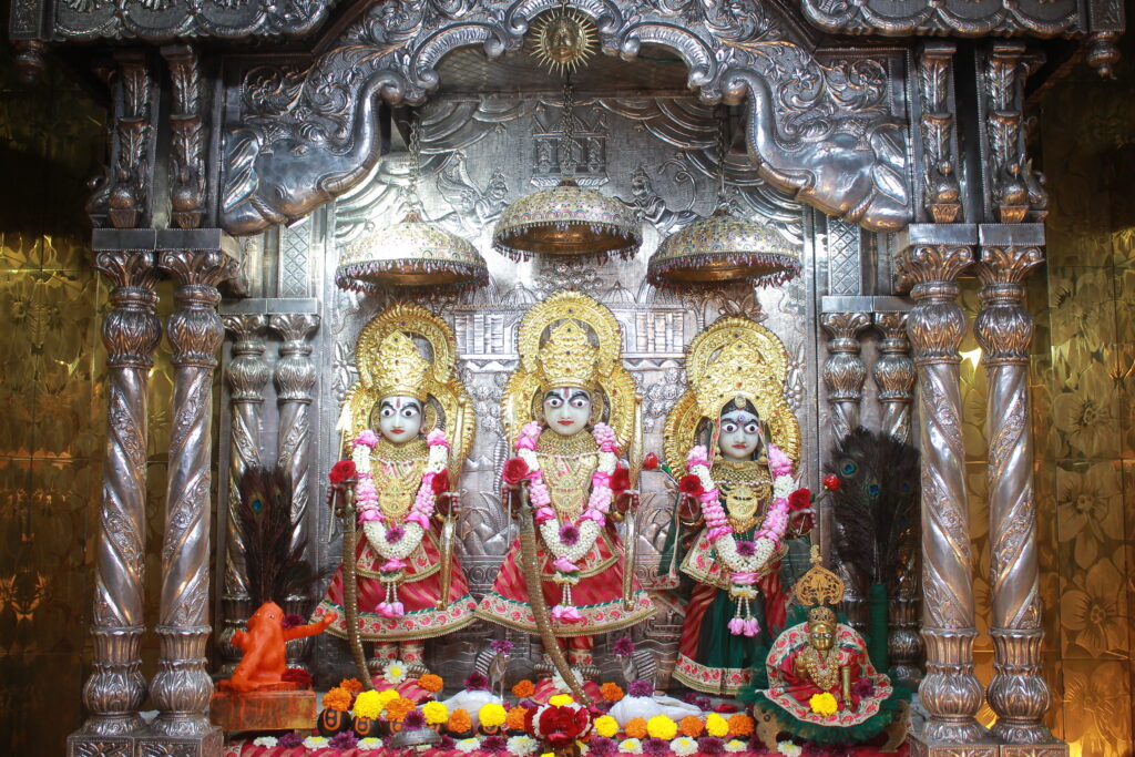 શણગાર દર્શન - સોમવાર "પ.પૂ. શ્રી વિસામણબાપુની જગ્યા, પ.પૂ. શ્રી શ્રી ૧૦૦૮ મહામંડલેશ્વર નિર્મળાબા, વિહળધામ પાળિયાદ, શ્રાવણ વદ - ૩ ત્રીજ, વિક્રમ સવંત ૨૦૮૨" Shangar Darshan. Monday -Aug- 31/08/2026
