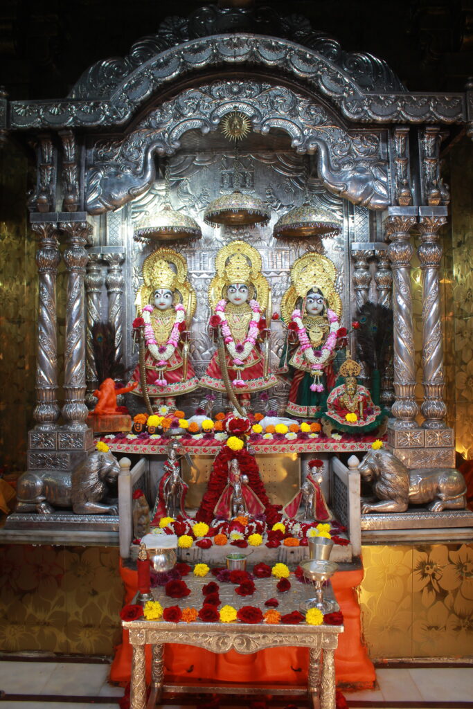 શણગાર દર્શન - સોમવાર "પ.પૂ. શ્રી વિસામણબાપુની જગ્યા, પ.પૂ. શ્રી શ્રી ૧૦૦૮ મહામંડલેશ્વર નિર્મળાબા, વિહળધામ પાળિયાદ, શ્રાવણ વદ - ૩ ત્રીજ, વિક્રમ સવંત ૨૦૮૨" Shangar Darshan. Monday -Aug- 31/08/2026