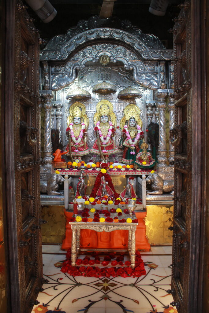 શણગાર દર્શન - સોમવાર "પ.પૂ. શ્રી વિસામણબાપુની જગ્યા, પ.પૂ. શ્રી શ્રી ૧૦૦૮ મહામંડલેશ્વર નિર્મળાબા, વિહળધામ પાળિયાદ, શ્રાવણ વદ - ૩ ત્રીજ, વિક્રમ સવંત ૨૦૮૨" Shangar Darshan. Monday -Aug- 31/08/2026