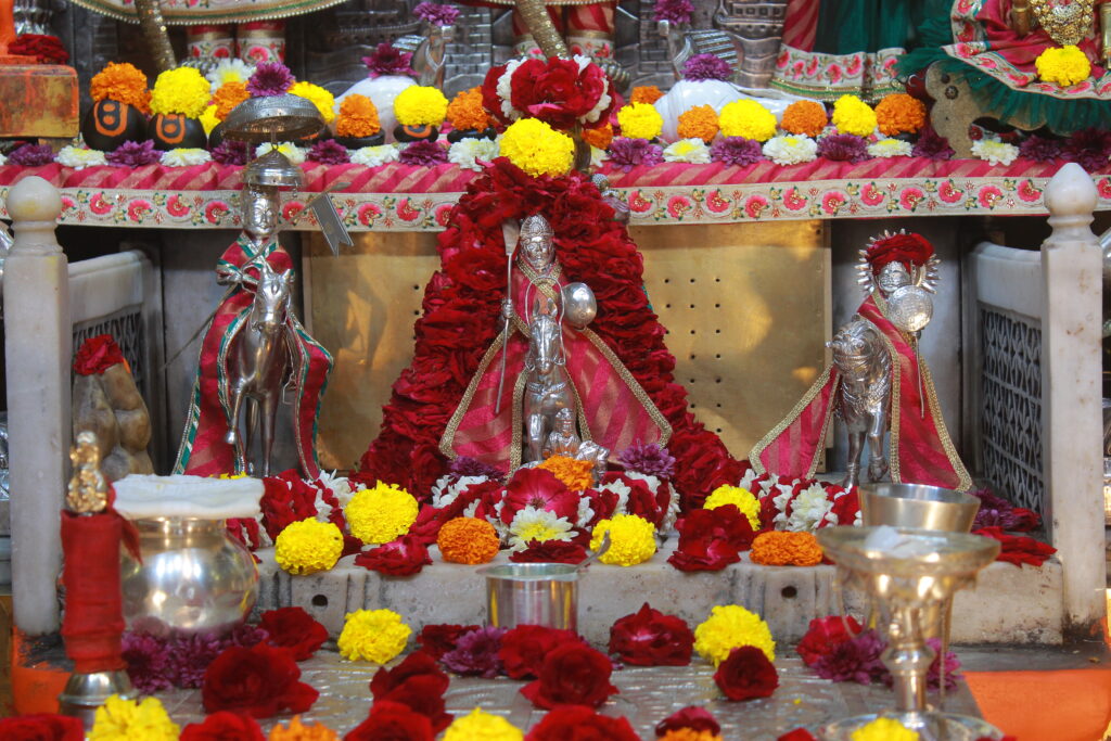 શણગાર દર્શન - સોમવાર "પ.પૂ. શ્રી વિસામણબાપુની જગ્યા, પ.પૂ. શ્રી શ્રી ૧૦૦૮ મહામંડલેશ્વર નિર્મળાબા, વિહળધામ પાળિયાદ, શ્રાવણ વદ - ૩ ત્રીજ, વિક્રમ સવંત ૨૦૮૨" Shangar Darshan. Monday -Aug- 31/08/2026