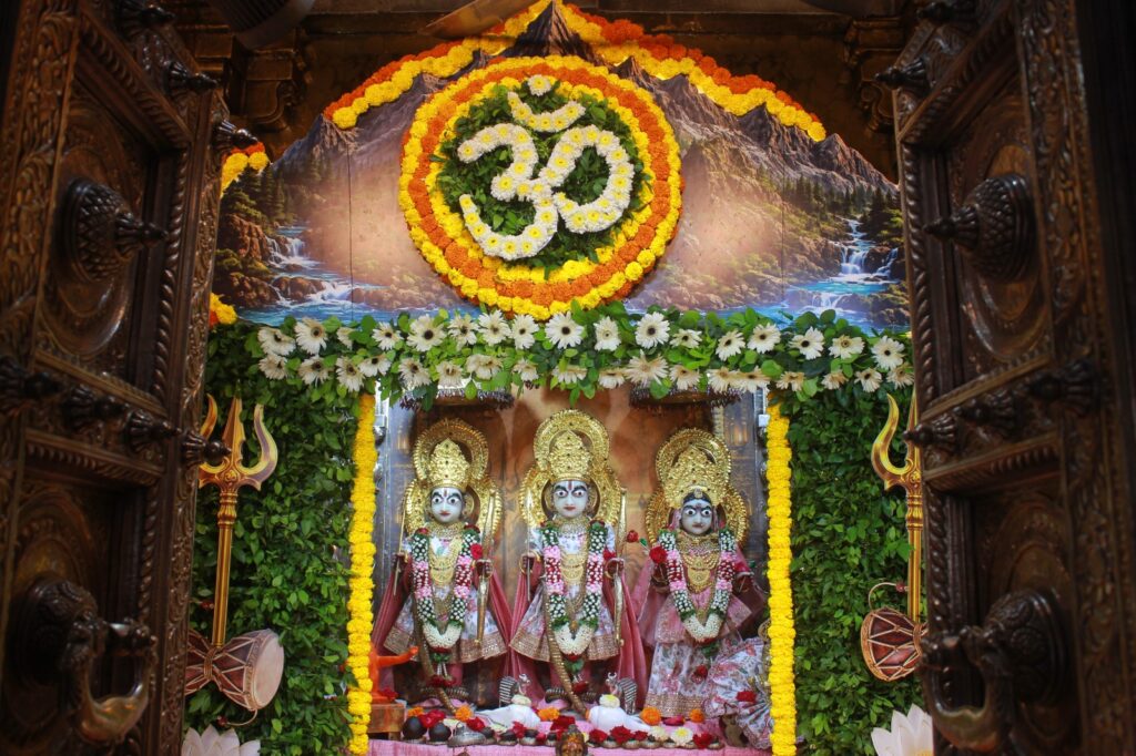 શણગાર દર્શન - બુધવાર "પ.પૂ. શ્રી વિસામણબાપુની જગ્યા, પ.પૂ. શ્રી શ્રી ૧૦૦૮ મહામંડલેશ્વર નિર્મળાબા, વિહળધામ પાળિયાદ, અષાઢ વદ - અમાસ, વિક્રમ સવંત ૨૦૮૨" Shangar Darshan. Wednesday -Aug- 12/08/2026