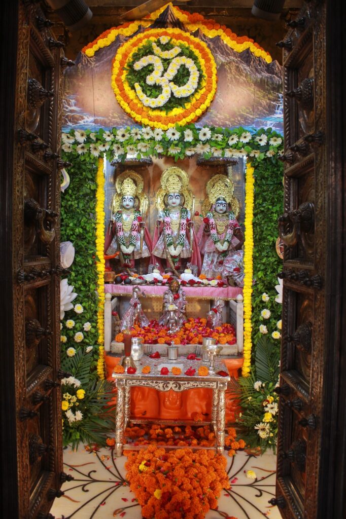 શણગાર દર્શન - બુધવાર "પ.પૂ. શ્રી વિસામણબાપુની જગ્યા, પ.પૂ. શ્રી શ્રી ૧૦૦૮ મહામંડલેશ્વર નિર્મળાબા, વિહળધામ પાળિયાદ, અષાઢ વદ - અમાસ, વિક્રમ સવંત ૨૦૮૨" Shangar Darshan. Wednesday -Aug- 12/08/2026
