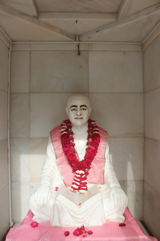 શણગાર દર્શન - બુધવાર "પ.પૂ. શ્રી વિસામણબાપુની જગ્યા, પ.પૂ. શ્રી શ્રી ૧૦૦૮ મહામંડલેશ્વર નિર્મળાબા, વિહળધામ પાળિયાદ, અષાઢ વદ - અમાસ, વિક્રમ સવંત ૨૦૮૨" Shangar Darshan. Wednesday -Aug- 12/08/2026