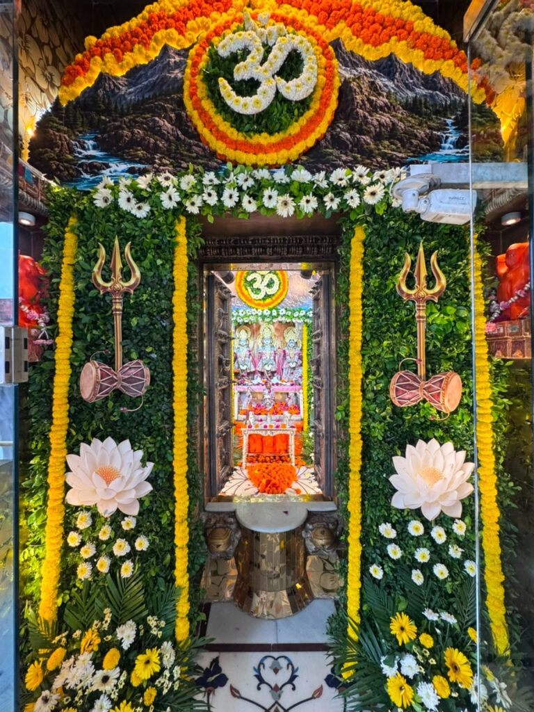 શણગાર દર્શન - બુધવાર "પ.પૂ. શ્રી વિસામણબાપુની જગ્યા, પ.પૂ. શ્રી શ્રી ૧૦૦૮ મહામંડલેશ્વર નિર્મળાબા, વિહળધામ પાળિયાદ, અષાઢ વદ - અમાસ, વિક્રમ સવંત ૨૦૮૨" Shangar Darshan. Wednesday -Aug- 12/08/2026