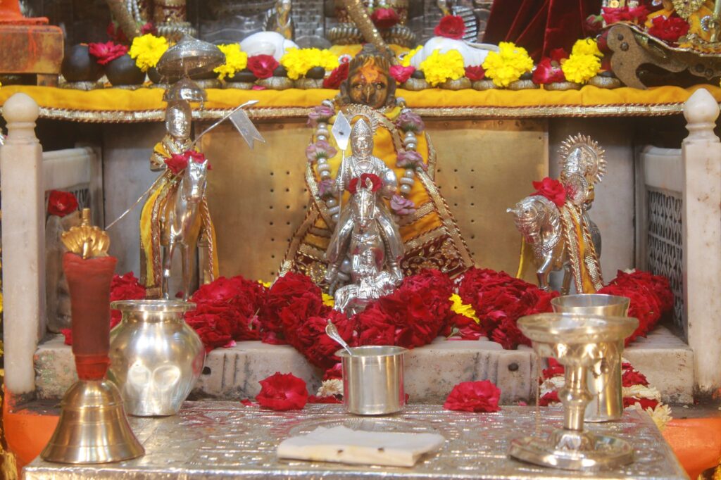 શણગાર દર્શન - ગુરુવાર "પ.પૂ. શ્રી વિસામણબાપુની જગ્યા, પ.પૂ. શ્રી શ્રી ૧૦૦૮ મહામંડલેશ્વર નિર્મળાબા, વિહળધામ પાળિયાદ, શ્રાવણ સુદ - ૧ એકમ, વિક્રમ સવંત ૨૦૮૨" Shangar Darshan. Thursday -Aug- 13/08/2026