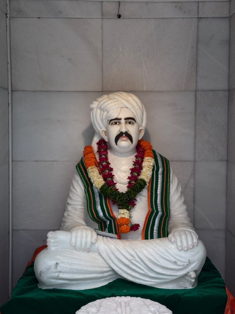 શણગાર દર્શન - શનિવાર (સ્વતંત્રતા દિવસ) "પ.પૂ. શ્રી વિસામણબાપુની જગ્યા, પ.પૂ. શ્રી શ્રી ૧૦૦૮ મહામંડલેશ્વર નિર્મળાબા, વિહળધામ પાળિયાદ, શ્રાવણ સુદ - ૩ ત્રીજ , વિક્રમ સવંત ૨૦૮૨" Shangar Darshan. Saturday -Aug- 15/08/2026