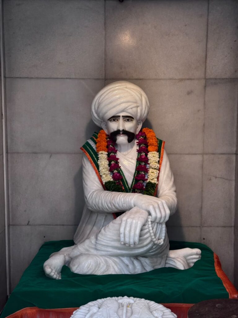 શણગાર દર્શન - શનિવાર (સ્વતંત્રતા દિવસ) "પ.પૂ. શ્રી વિસામણબાપુની જગ્યા, પ.પૂ. શ્રી શ્રી ૧૦૦૮ મહામંડલેશ્વર નિર્મળાબા, વિહળધામ પાળિયાદ, શ્રાવણ સુદ - ૩ ત્રીજ , વિક્રમ સવંત ૨૦૮૨" Shangar Darshan. Saturday -Aug- 15/08/2026