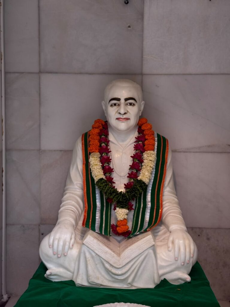 શણગાર દર્શન - શનિવાર (સ્વતંત્રતા દિવસ) "પ.પૂ. શ્રી વિસામણબાપુની જગ્યા, પ.પૂ. શ્રી શ્રી ૧૦૦૮ મહામંડલેશ્વર નિર્મળાબા, વિહળધામ પાળિયાદ, શ્રાવણ સુદ - ૩ ત્રીજ , વિક્રમ સવંત ૨૦૮૨" Shangar Darshan. Saturday -Aug- 15/08/2026
