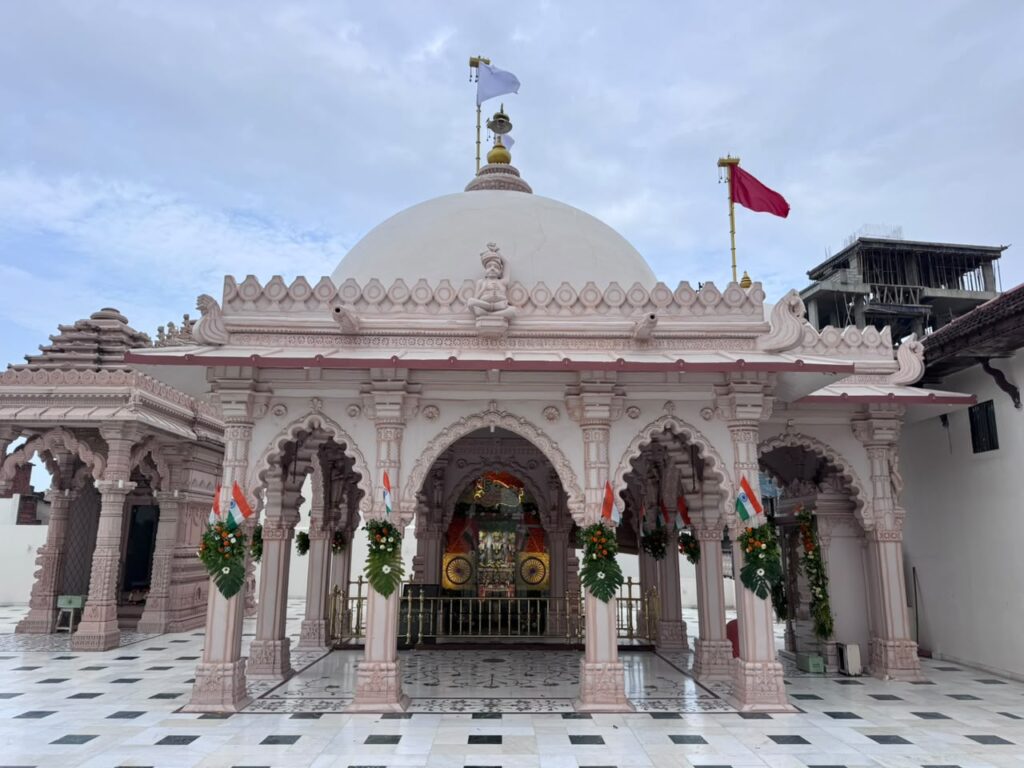 શણગાર દર્શન - શનિવાર (સ્વતંત્રતા દિવસ) "પ.પૂ. શ્રી વિસામણબાપુની જગ્યા, પ.પૂ. શ્રી શ્રી ૧૦૦૮ મહામંડલેશ્વર નિર્મળાબા, વિહળધામ પાળિયાદ, શ્રાવણ સુદ - ૩ ત્રીજ , વિક્રમ સવંત ૨૦૮૨" Shangar Darshan. Saturday -Aug- 15/08/2026