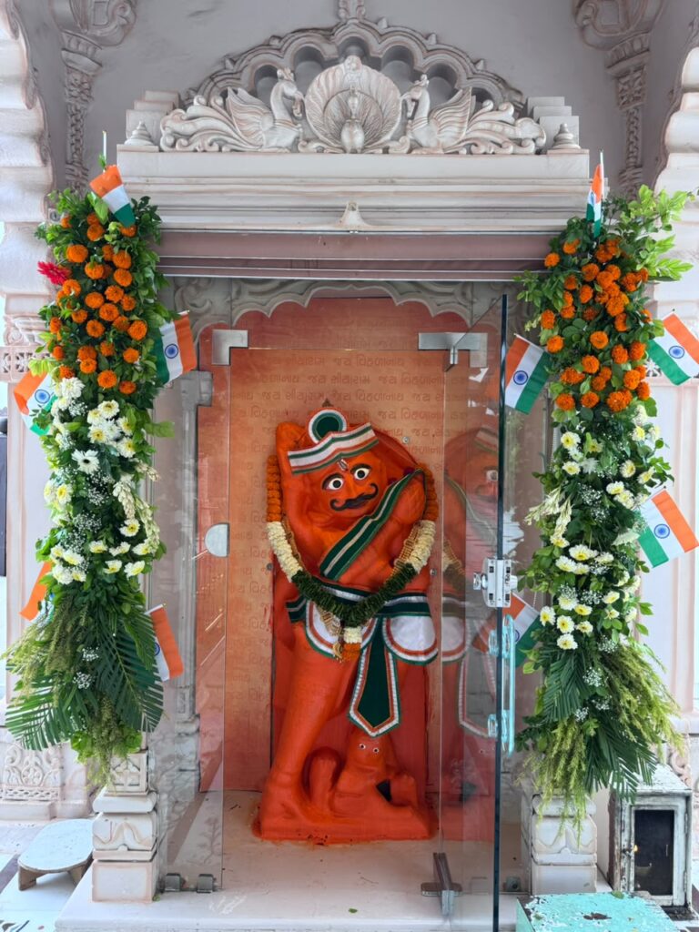 શણગાર દર્શન - શનિવાર (સ્વતંત્રતા દિવસ) "પ.પૂ. શ્રી વિસામણબાપુની જગ્યા, પ.પૂ. શ્રી શ્રી ૧૦૦૮ મહામંડલેશ્વર નિર્મળાબા, વિહળધામ પાળિયાદ, શ્રાવણ સુદ - ૩ ત્રીજ , વિક્રમ સવંત ૨૦૮૨" Shangar Darshan. Saturday -Aug- 15/08/2026