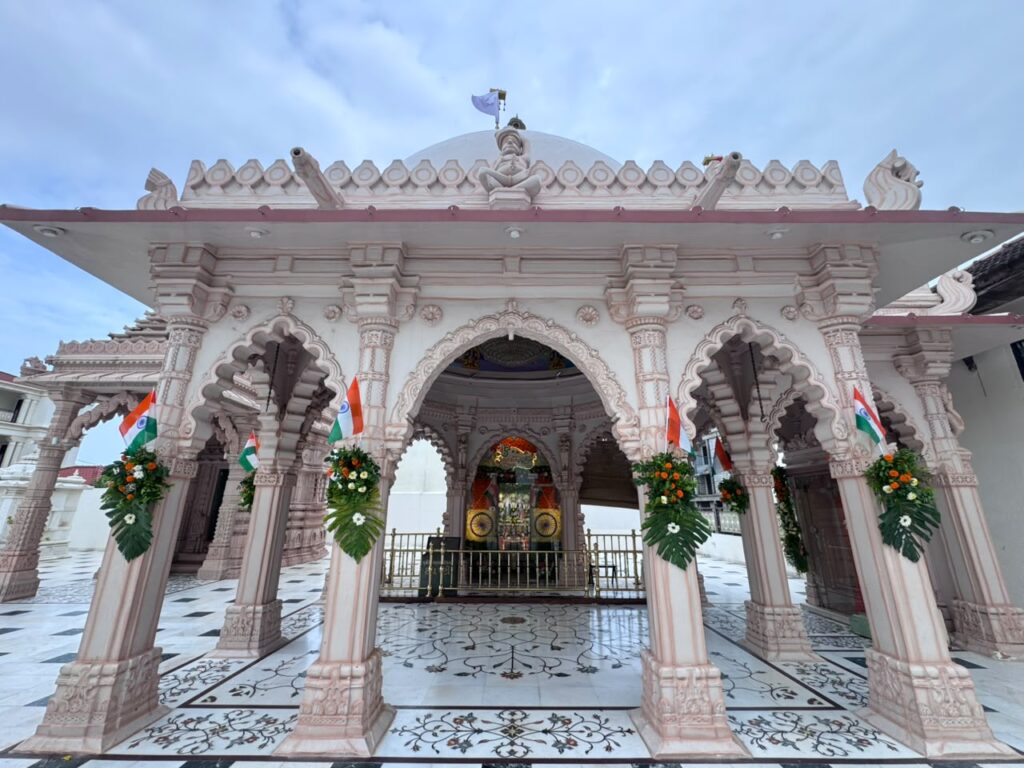 શણગાર દર્શન - શનિવાર (સ્વતંત્રતા દિવસ) "પ.પૂ. શ્રી વિસામણબાપુની જગ્યા, પ.પૂ. શ્રી શ્રી ૧૦૦૮ મહામંડલેશ્વર નિર્મળાબા, વિહળધામ પાળિયાદ, શ્રાવણ સુદ - ૩ ત્રીજ , વિક્રમ સવંત ૨૦૮૨" Shangar Darshan. Saturday -Aug- 15/08/2026