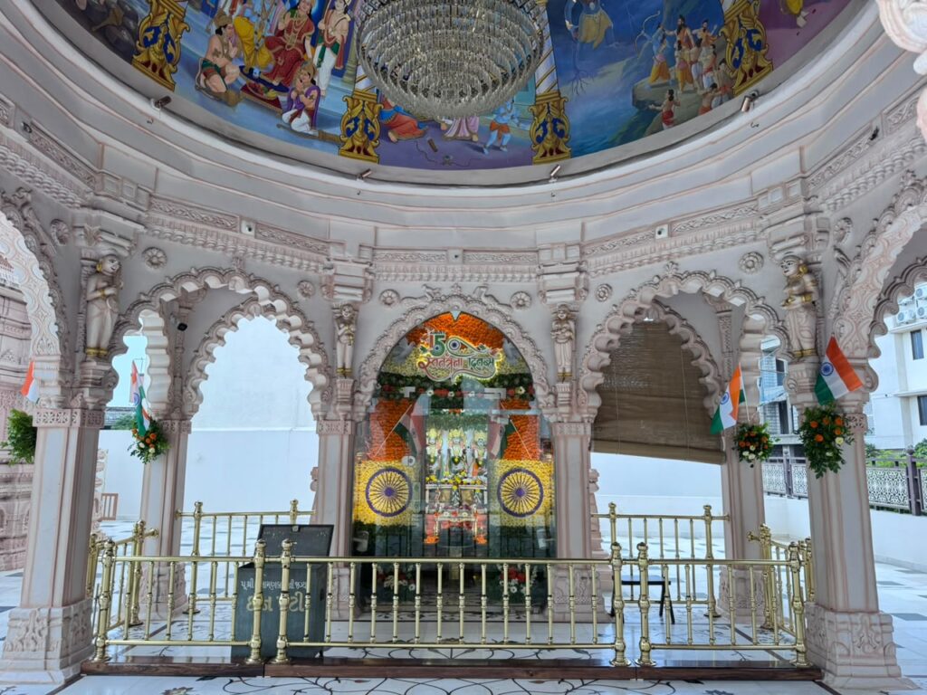 શણગાર દર્શન - શનિવાર (સ્વતંત્રતા દિવસ) "પ.પૂ. શ્રી વિસામણબાપુની જગ્યા, પ.પૂ. શ્રી શ્રી ૧૦૦૮ મહામંડલેશ્વર નિર્મળાબા, વિહળધામ પાળિયાદ, શ્રાવણ સુદ - ૩ ત્રીજ , વિક્રમ સવંત ૨૦૮૨" Shangar Darshan. Saturday -Aug- 15/08/2026
