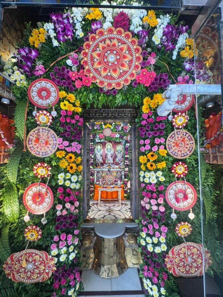 શણગાર દર્શન - શુક્રવાર (રક્ષાબંધન) "પ.પૂ. શ્રી વિસામણબાપુની જગ્યા, પ.પૂ. શ્રી શ્રી ૧૦૦૮ મહામંડલેશ્વર નિર્મળાબા, વિહળધામ પાળિયાદ, શ્રાવણ સુદ - પૂનમ, વિક્રમ સવંત ૨૦૮૨" Shangar Darshan. Friday -Aug- 28/08/2026