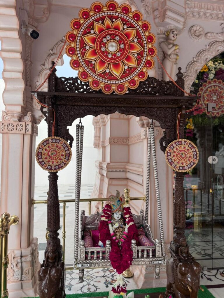 શણગાર દર્શન - શુક્રવાર (રક્ષાબંધન) "પ.પૂ. શ્રી વિસામણબાપુની જગ્યા, પ.પૂ. શ્રી શ્રી ૧૦૦૮ મહામંડલેશ્વર નિર્મળાબા, વિહળધામ પાળિયાદ, શ્રાવણ સુદ - પૂનમ, વિક્રમ સવંત ૨૦૮૨" Shangar Darshan. Friday -Aug- 28/08/2026