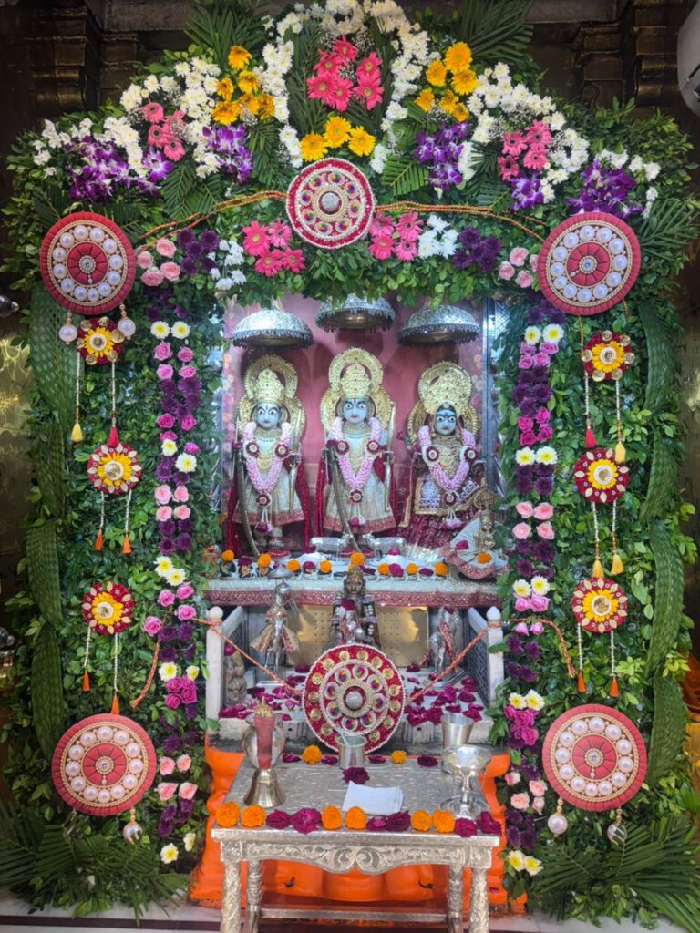 શણગાર દર્શન - શુક્રવાર (રક્ષાબંધન) "પ.પૂ. શ્રી વિસામણબાપુની જગ્યા, પ.પૂ. શ્રી શ્રી ૧૦૦૮ મહામંડલેશ્વર નિર્મળાબા, વિહળધામ પાળિયાદ, શ્રાવણ સુદ - પૂનમ, વિક્રમ સવંત ૨૦૮૨" Shangar Darshan. Friday -Aug- 28/08/2026