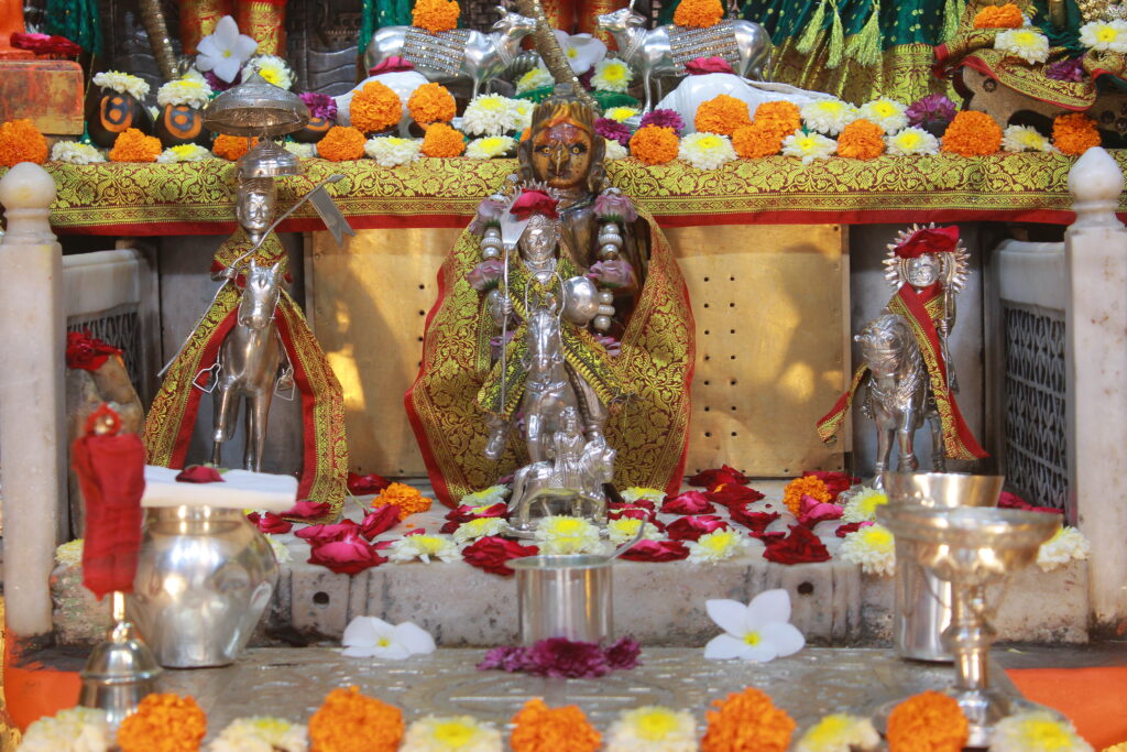 શણગાર દર્શન - બુધવાર "પ.પૂ. શ્રી વિસામણબાપુની જગ્યા, પ.પૂ. શ્રી શ્રી ૧૦૦૮ મહામંડલેશ્વર નિર્મળાબા, વિહળધામ પાળિયાદ, શ્રાવણ વદ - ૬ છઠ, વિક્રમ સવંત ૨૦૮૨" Shangar Darshan. Wednesday -Sap- 02/09/2026
