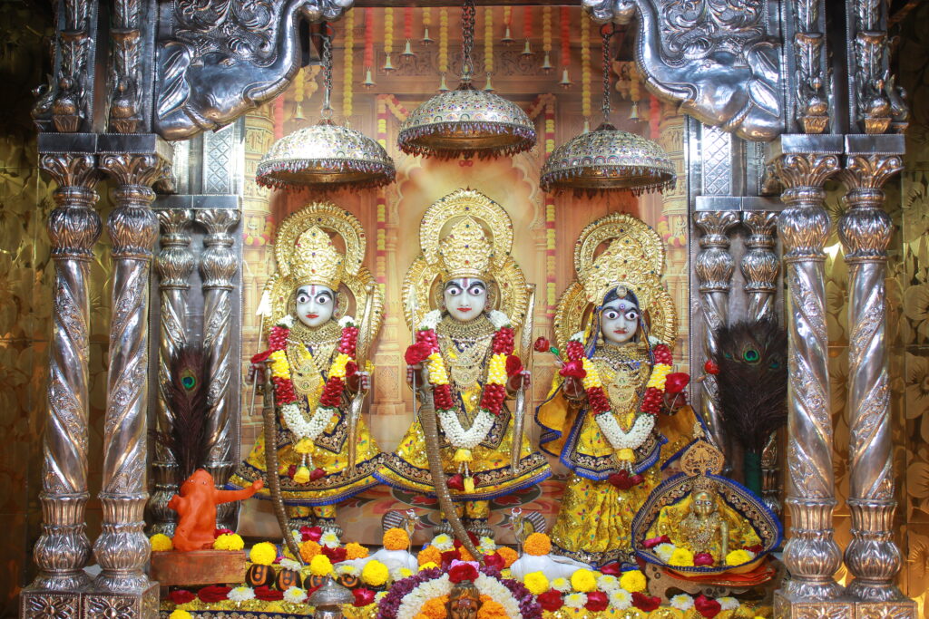 શણગાર દર્શન - ગુરૂવાર "પ.પૂ. શ્રી વિસામણબાપુની જગ્યા, પ.પૂ. શ્રી શ્રી ૧૦૦૮ મહામંડલેશ્વર નિર્મળાબા, વિહળધામ પાળિયાદ, શ્રાવણ વદ - ૭ સાતમ, વિક્રમ સવંત ૨૦૮૨" Shangar Darshan. Thursday-Sap- 03/09/2026
