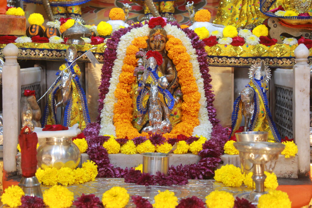 શણગાર દર્શન - ગુરૂવાર "પ.પૂ. શ્રી વિસામણબાપુની જગ્યા, પ.પૂ. શ્રી શ્રી ૧૦૦૮ મહામંડલેશ્વર નિર્મળાબા, વિહળધામ પાળિયાદ, શ્રાવણ વદ - ૭ સાતમ, વિક્રમ સવંત ૨૦૮૨" Shangar Darshan. Thursday-Sap- 03/09/2026