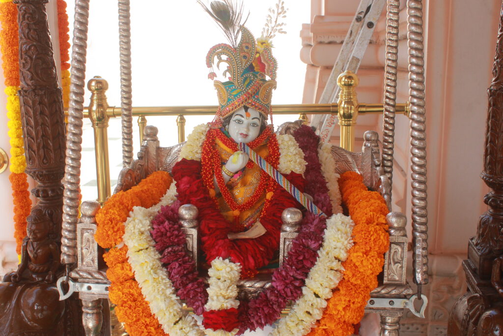 શણગાર દર્શન - ગુરૂવાર "પ.પૂ. શ્રી વિસામણબાપુની જગ્યા, પ.પૂ. શ્રી શ્રી ૧૦૦૮ મહામંડલેશ્વર નિર્મળાબા, વિહળધામ પાળિયાદ, શ્રાવણ વદ - ૭ સાતમ, વિક્રમ સવંત ૨૦૮૨" Shangar Darshan. Thursday-Sap- 03/09/2026